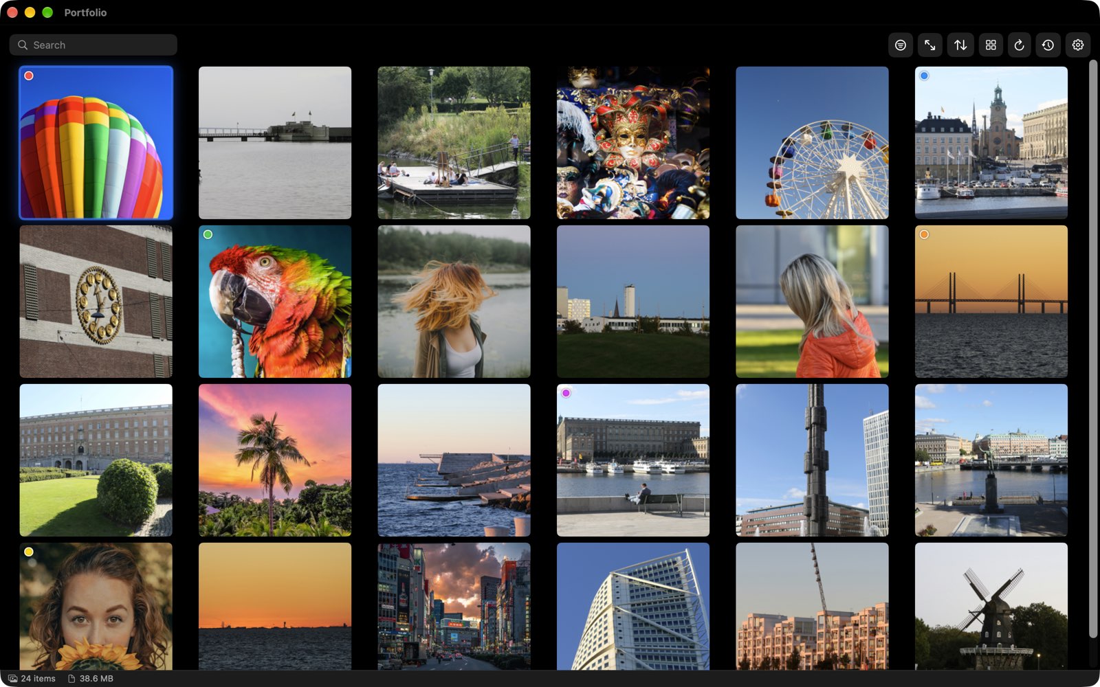 XCViewer gallery window with a grid of photo thumbnails and the status bar with the item count and total size